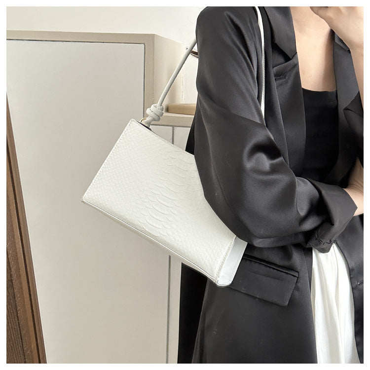 Chic One-Shoulder Baguette Bag: Minimalist Style, Maximum Impact